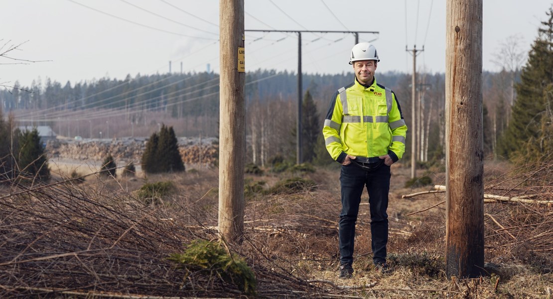 Örjan Kvist, sektionschef på Växjö Energi står vid ledningsgator