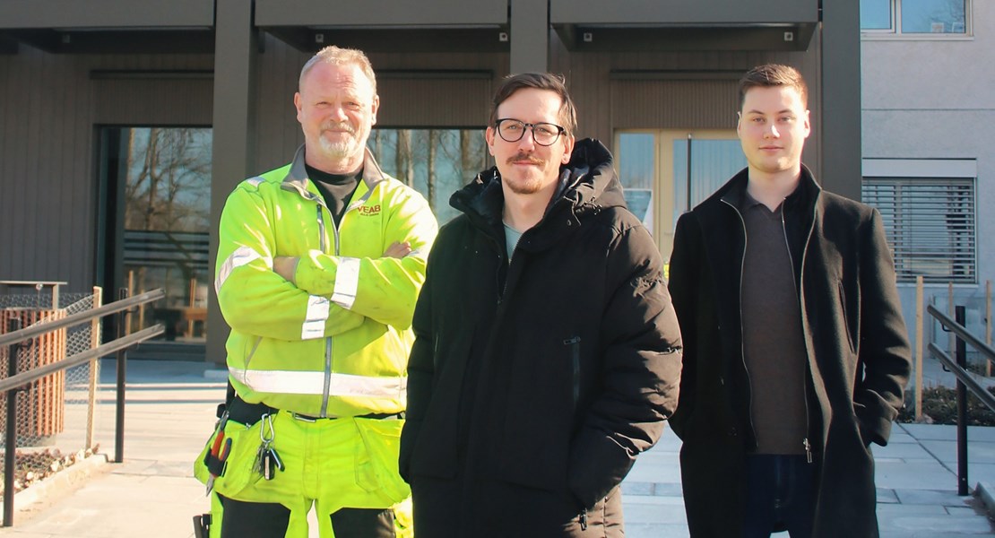 Roland, Robert och Dennis står utanför Växjö Energis kontorsbyggnad och tittar mot kameran