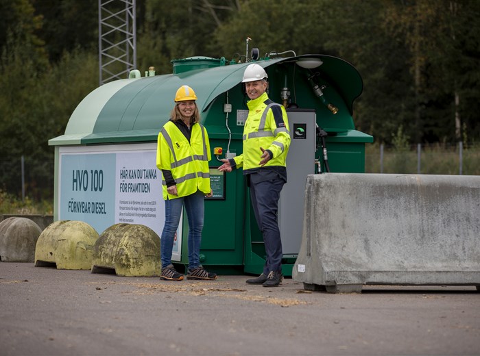 Ragnhild Oskarsson, bränslechef Växjö Energi och Erik Tellgren, vd Växjö Energi, vid tankstationen med förnybar diesel. Foto Johan Nordström.