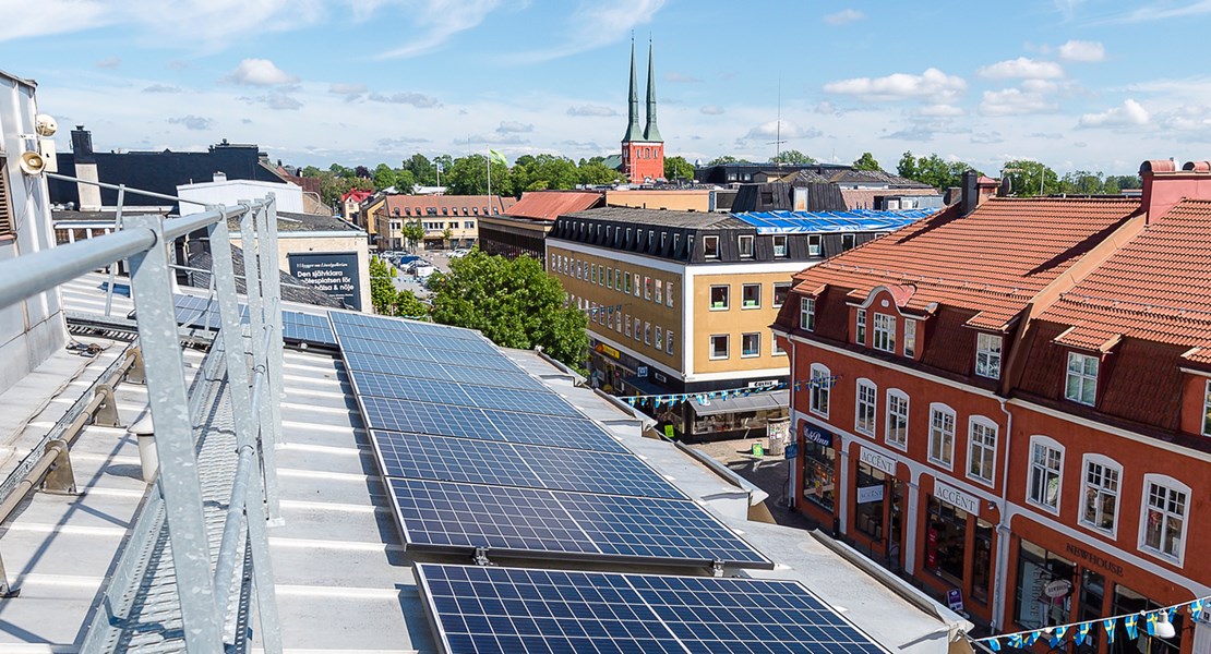 Solceller med vy mot Växjö domkyrka.